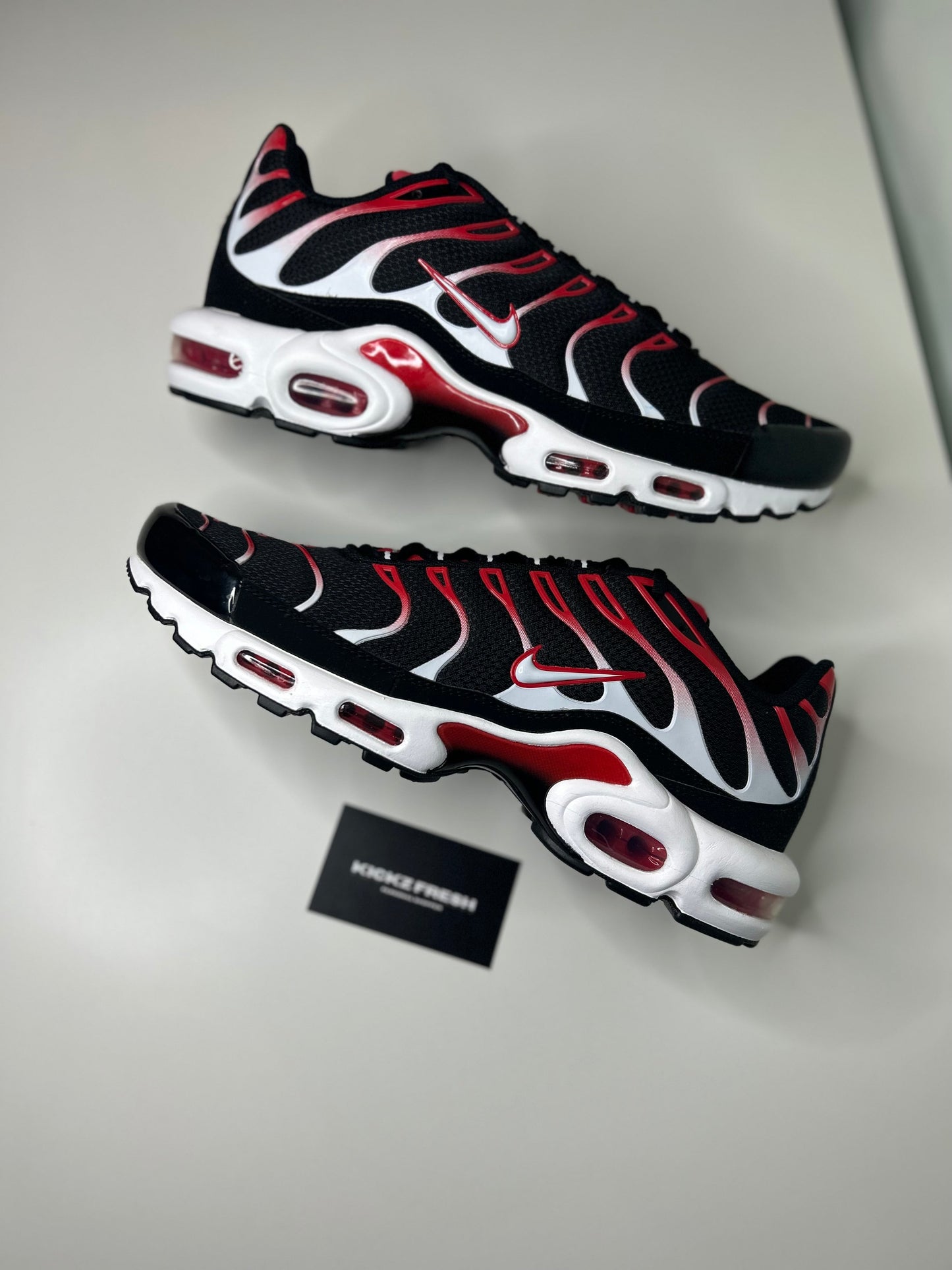 NIKE AIR MAX PLUS TN BLACK UNIVERSITY RED